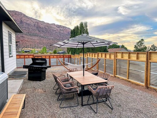 NEW! GameRm–HotTub–TheaterRm–Mtn Views–3000sf–BBQ