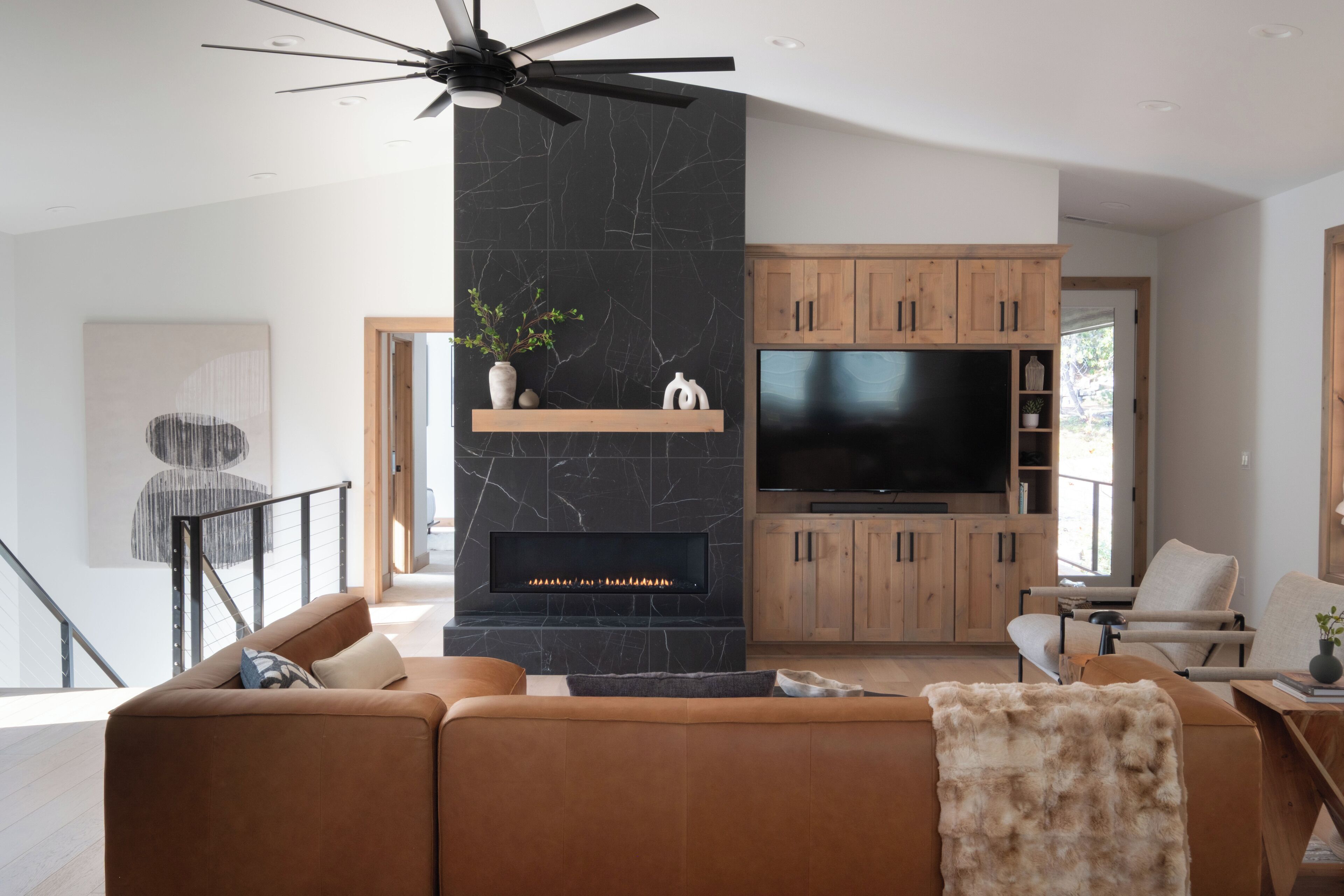 Smart TV, fireplace, books, stereo