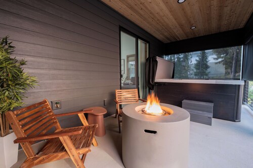Newly Built/Furnished Quiet Lux Ski-In/Out Hot Tub