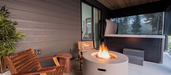 Newly Built/Furnished Quiet Lux Ski-In/Out Hot Tub