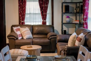 Een smart-tv, boeken en een stereo