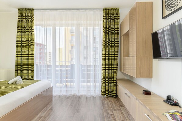 1 dormitorio, tabla de planchar con plancha, wifi y ropa de cama