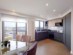 Private kitchen - Three Bed, Three Bath Deluxe Apartment by ExCeL (London)