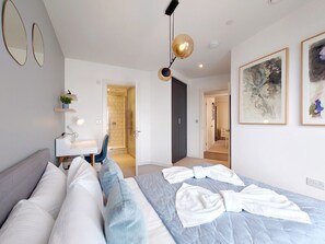 WiFi - Three Bed, Three Bath Deluxe Apartment by ExCeL (London)