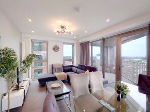 TV - Three Bed, Three Bath Deluxe Apartment by ExCeL (London)