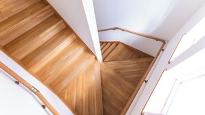 Eine Holztreppe mit weißen Wänden und einem Holzgeländer.