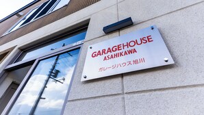 Ein Gebäude mit einem Schild, auf dem