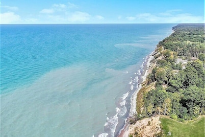 Large Family Home in South Haven - Private lake Access, Hot Tub, Sunroom & Patio