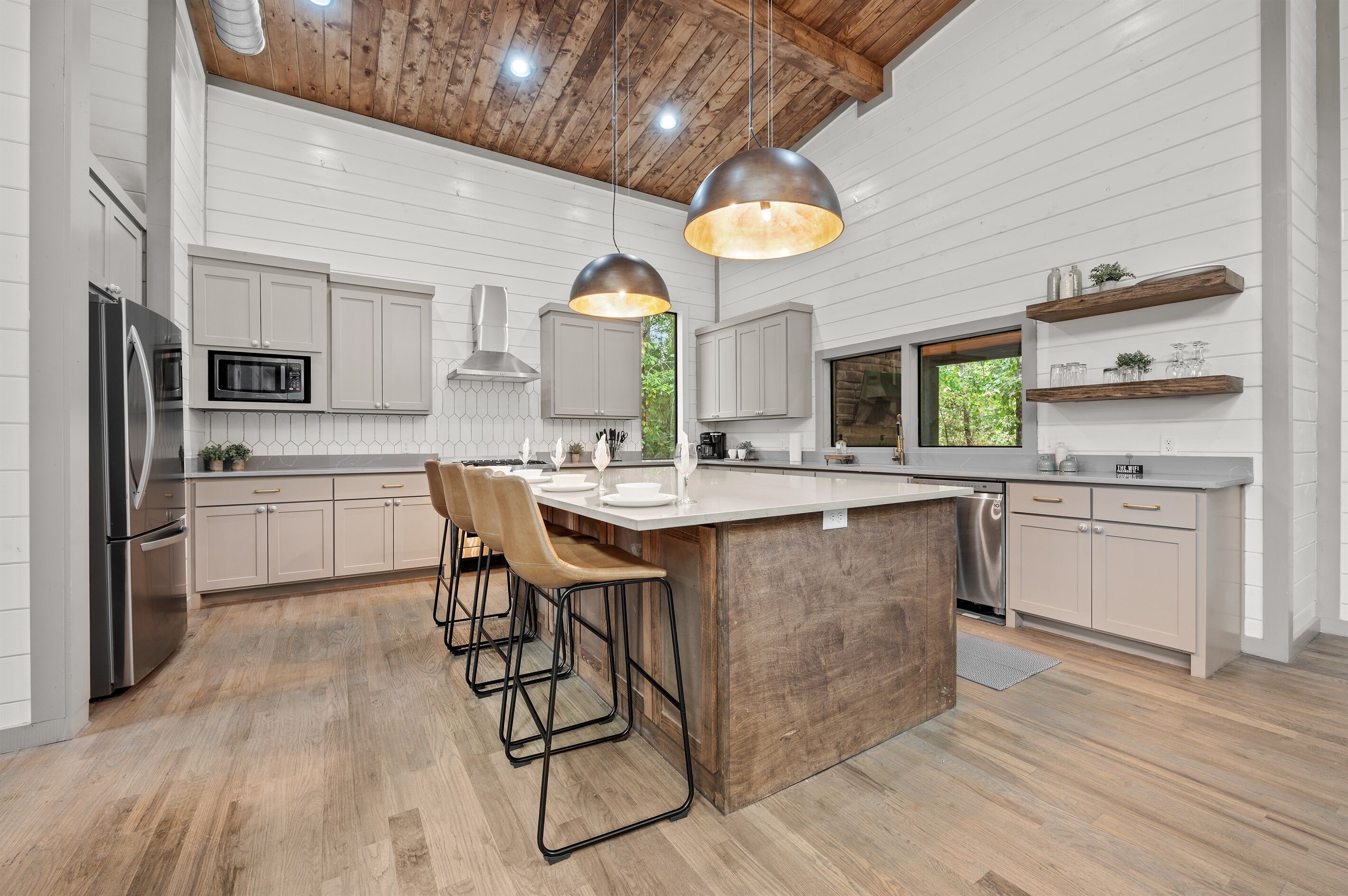 Kylskåp, mikrovågsugn, ugn och spishäll