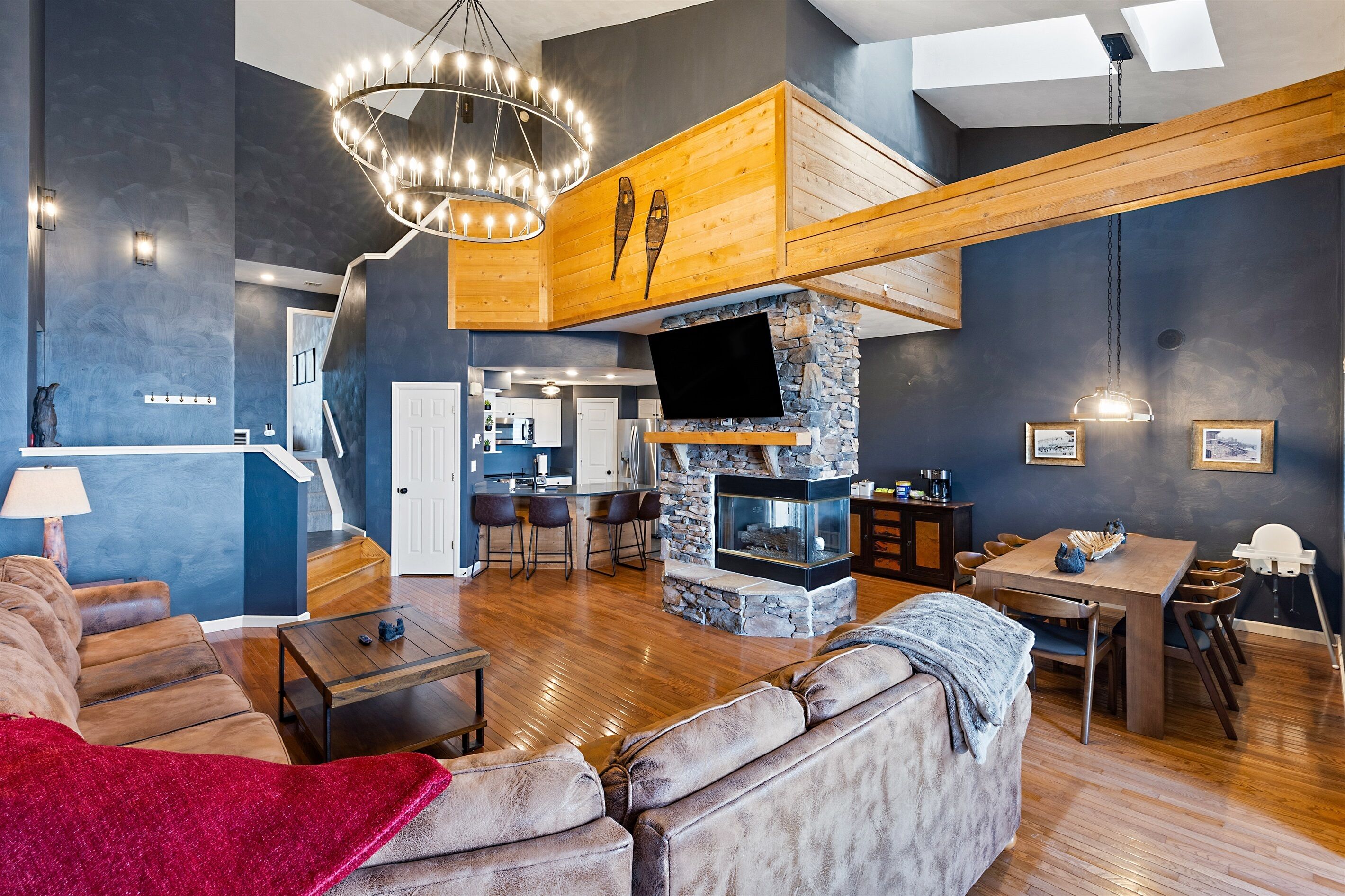 Smart-tv, een open haard en tafelvoetbal