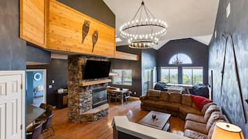 Téléviseur connecté, foyer, table de baby-foot