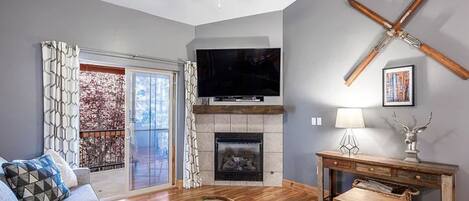 Smart TV, fireplace