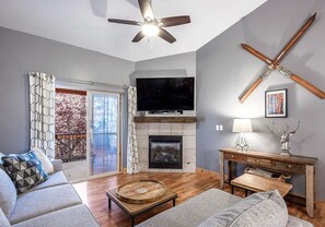 Smart TV, fireplace