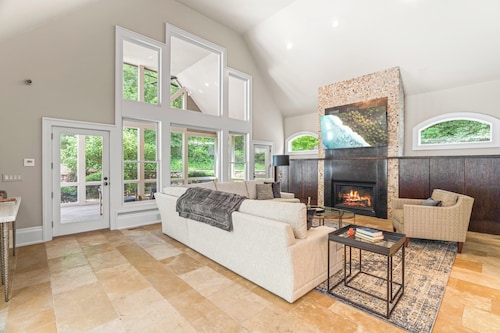 Luxury near UNC - 5 King Suites, Pool, Game Room, Spacious