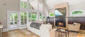 Luxury near UNC - 5 King Suites, Pool, Game Room, Spacious