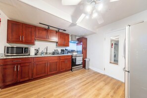 電子レンジ、オーブン、コンロ、食器洗い機