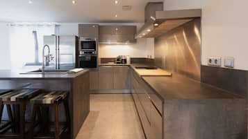 Jääkaappi, mikroaaltouuni, uuni, liesi