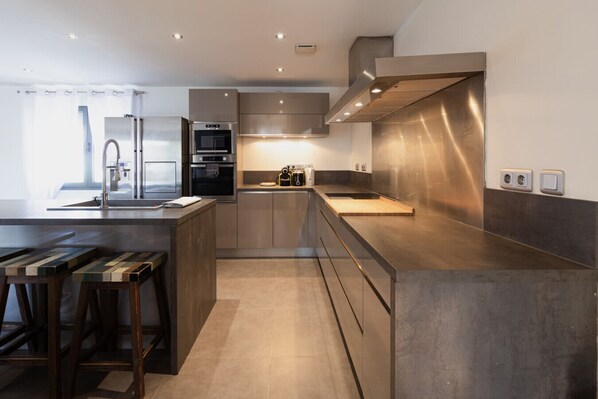 Réfrigérateur, micro-ondes, four, plaque de cuisson