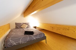 5 bedrooms, iron/ironing board, free WiFi, bed sheets