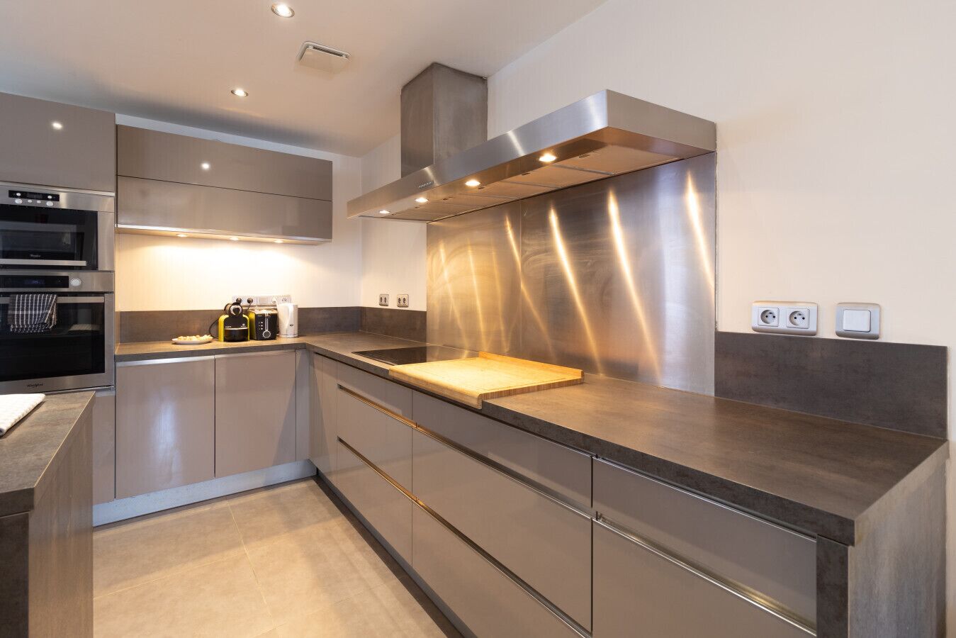 Frigorífico, microondas, horno y placa de cocina