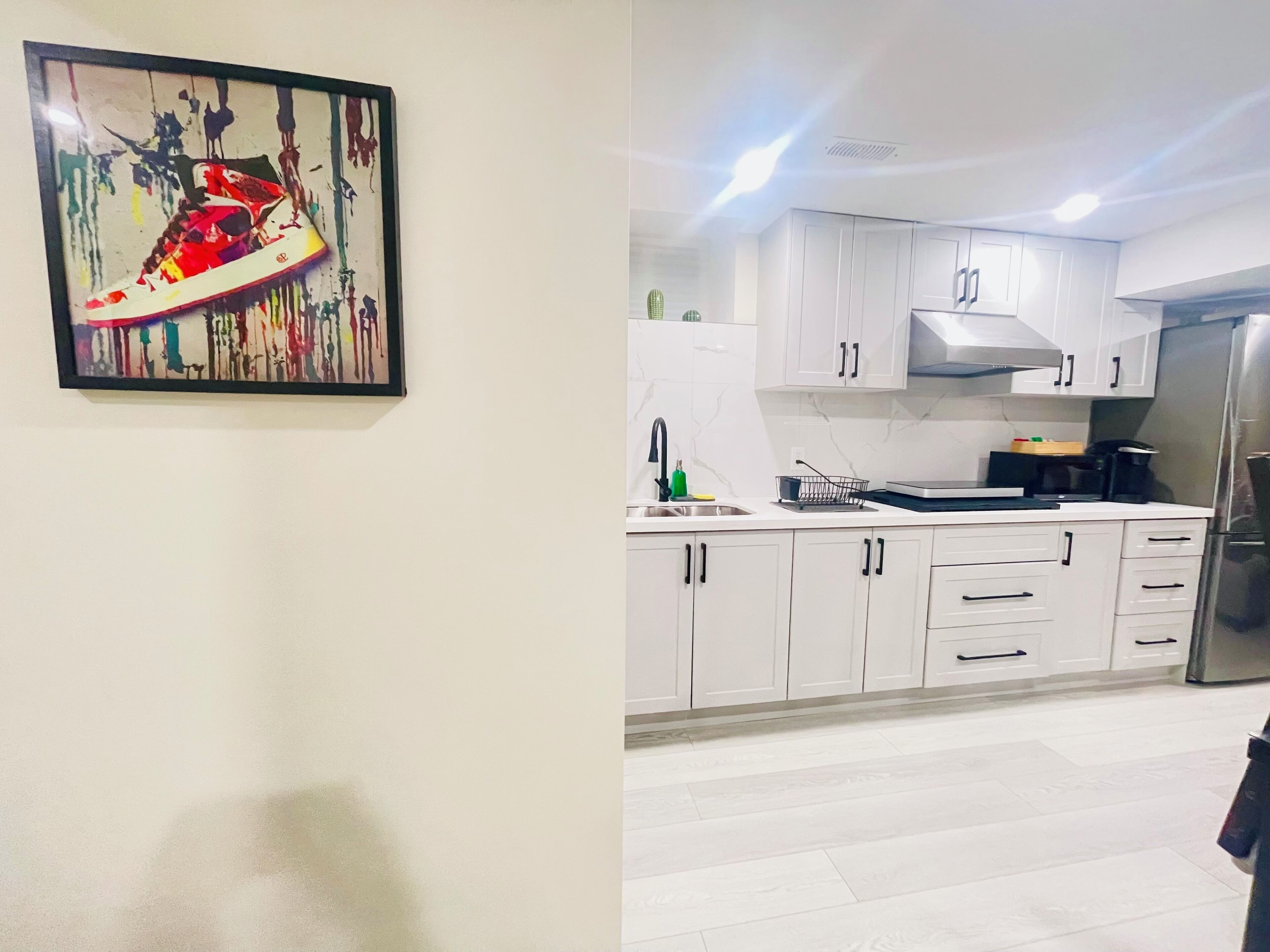 Jääkaappi, mikroaaltouuni, liesi, kahvin-/teenkeitin