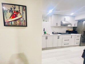 Fridge, microwave, stovetop, coffee/tea maker - Comfy Apartment - 4 Beds / 3 Bedrooms (Ajax)