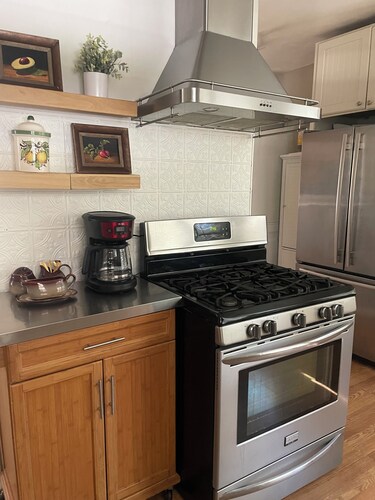 Cozy 2 bedrm house in charming downtown Bakersfield with AC, fitness area & more