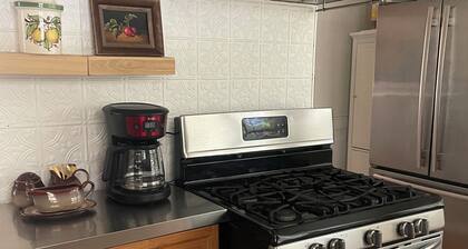 Cozy 2 bedrm house in charming downtown Bakersfield with AC, fitness area & more