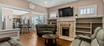 Modern 2BR/2BA Work Desks + 3 TV El Paso