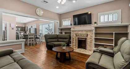 Modern 2BR/2BA Work Desks + 3 TV El Paso