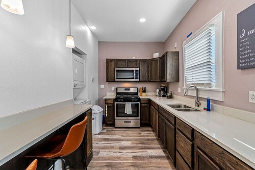 Modern 2BR/2BA Work Desks + 3 TV El Paso