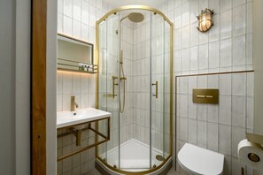 Douche, sèche-cheveux, serviettes fournies