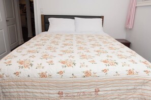 2 bedrooms, WiFi - Comfortable Two Bedroom Basement Suite with Full Kitchen Bathroom and Queen Beds (Richmond Hill)