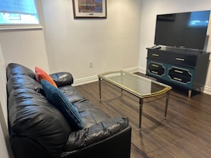Smart TV - Comfortable Two Bedroom Basement Suite with Full Kitchen Bathroom and Queen Beds (Richmond Hill)