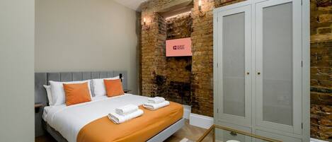 Fer et planche Ă repasser, accĂšs Ă Internet, literie fournie