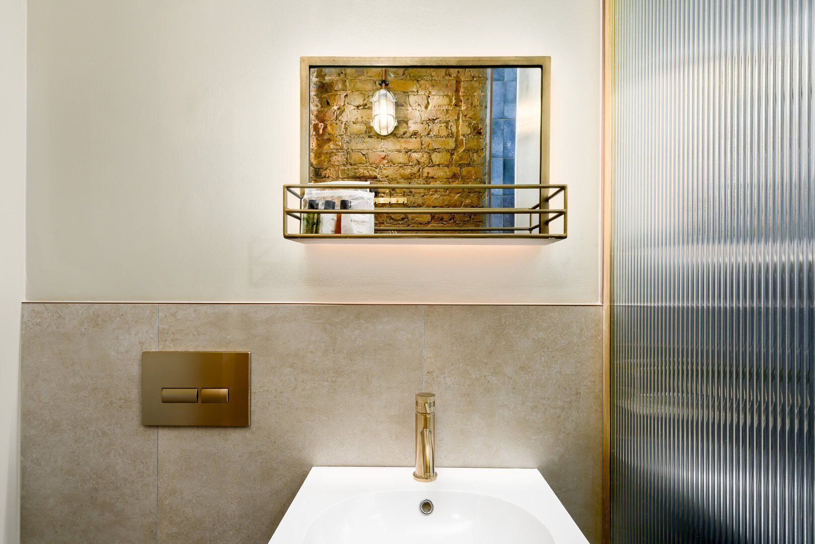 Een douche, een haardroger, handdoeken