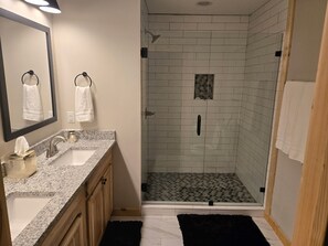 Shower, hair dryer, towels, soap - New Chic Cabin In Talking Rock Creek Subdivision (Ranger)
