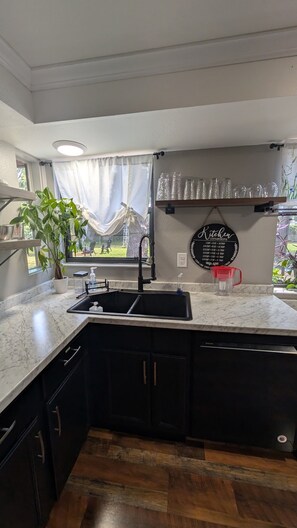 Mikrobølgeovn, ovn, kokeplater og oppvaskmaskin