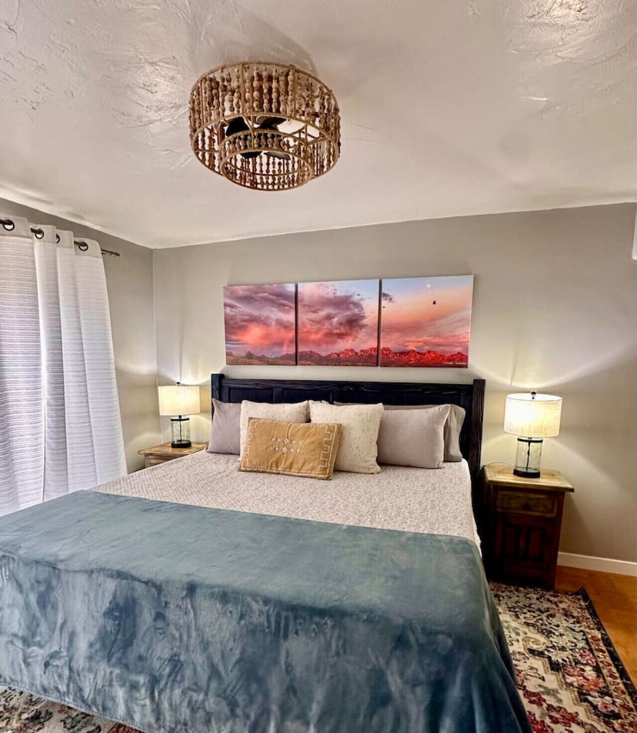 2 dormitorios, escritorio, tabla de planchar con plancha y cuna de viaje