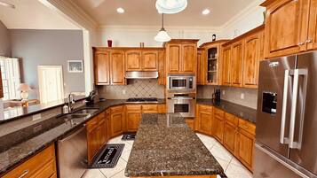 Microondas, horno, parrilla de estufa y lavavajillas