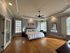 3 habitaciones, tabla de planchar con plancha, wifi y ropa de cama