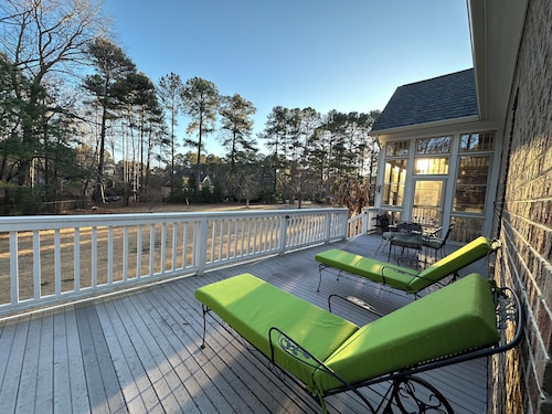 Big Amazing & Pristine Home on 1.6 Acre with 5 Smart TVs, Fireplace & Gate