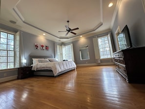 3 bedrooms, iron/ironing board, WiFi, bed sheets