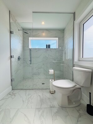 Shower, hair dryer, towels, soap - Charming Detached 3-Bedroom escape- sleeps 6 (Komoka)