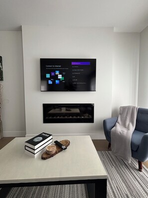 Smart TV, fireplace - Charming Detached 3-Bedroom escape- sleeps 6 (Komoka)