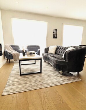 Smart TV, fireplace - Charming Detached 3-Bedroom escape- sleeps 6 (Komoka)