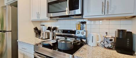 Réfrigérateur, micro-ondes, four, plaque de cuisson