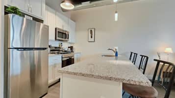 Køleskab, mikrobølgeovn, ovn, kogeplade