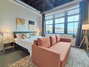 1 dormitori, escriptori, planxa i posts de planxar i wifi 