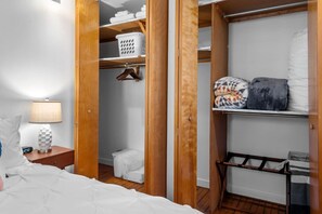 1 bedroom, desk, iron/ironing board, travel crib - Quaint and Stylish APT with King Bed for Long Term Stay (Philadelphia)